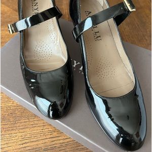 Mary Jane with a twist! Anyi Lu Black Patent Tracy 5.5
